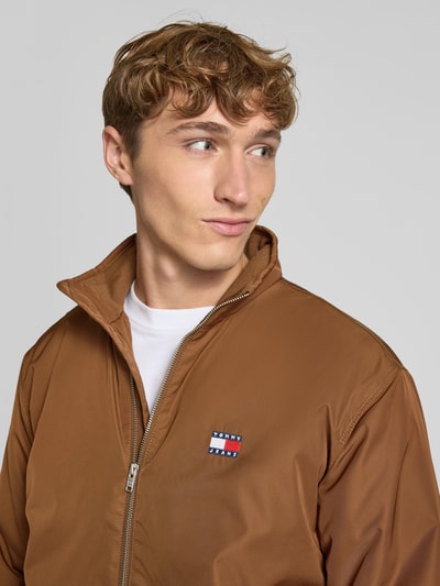 Tommy Jeans Relaxed Fit Bomberjacke mit Stehkragen Hellbraun 3