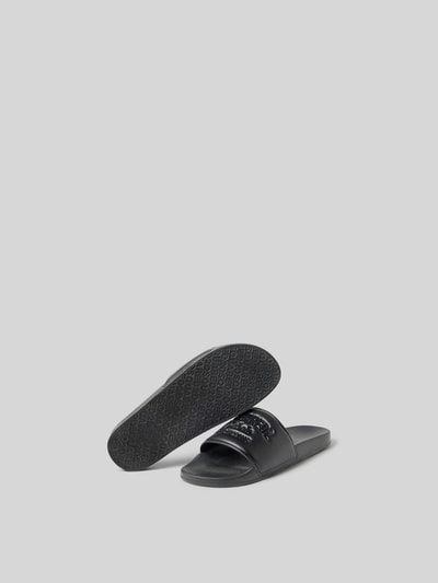 Produktfoto, Slides mit Label-Prägung von Dsquared2, abgerundete Form, offene Ferse, Strukturmuster, glatte Sohle, schwarze Farbe