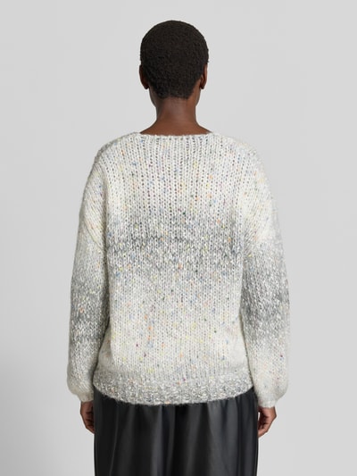 Modelka nosi sweter z dzianiny 'Strickpullover aus Effektgarn mit V-Ausschnitt' od Apricot, mieszanka materiałów z dodatkiem wełny, krój regular fit, efektowna przędza, dekolt w serek, długość tyłu w rozmiarze S: 46 cm, długość rękawów w rozmiarze S: 49 cm, jasne odcienie z kolorowymi akcentami, puszysta tekstura, widoczna struktura, zdjęcie całej sylwetki z tyłu.