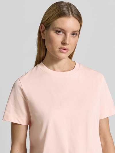 Vrouwenmodel draagt Boxy Fit T-shirt uit puur katoen model 'ESSENTIAL' van Selected Femme, look: effen, labelpatch, ronde hals, korte mouw, heavy jersey, Nahaufnahme bovenlichaam.