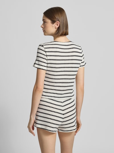 Frauenmodel trägt Regular Fit Strickshirt mit Baumwoll-Anteil Modell 'EVA' von Only, Optik:Allover-Muster, Ganzkörperansicht Rückansicht