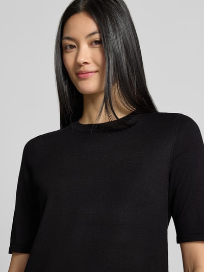 Frauenmodel trägt Regular Fit Pullover in Strick-Optik Modell "LULS" von ICHI, Viskose-Mix, schwarz, Nahaufnahme Oberkörper.