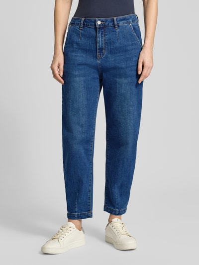Frauenmodel trägt Jeans mit Gesäßtaschen von Buena Vista, lockerer Schnitt, dunkelblaue Farbe, Baumwoll-Mix, Nahaufnahme Vorderansicht.