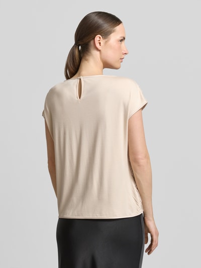 Frauenmodel trägt Regular Fit Kurzarmbluse mit 3D-Effekt von s.Oliver BLACK LABEL, unifarben, U-Boot-Ausschnitt, Rückansicht, Ganzkörperansicht.