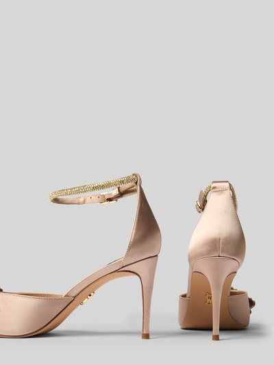 Produktfoto, Brautschuhe mit Strasssteinen Modell 'Last Dance' von Steve Madden, spitz zulaufend, Zierschleife, Pfennigabsatz, 9 cm hoch, Satin-Oberfläche, dünner Riemen mit Dornschließe, cremefarbener Ton