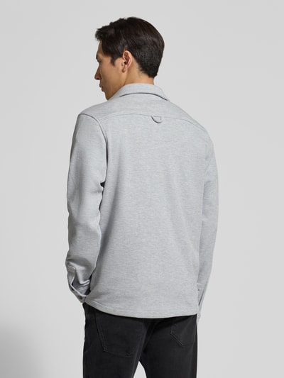 Männermodel trägt Regular Fit Hemdjacke mit Brusttaschen von Lerros in Hellgrau, Kentkragen, Knopfleiste, Rückenlänge 70 cm, Ganzkörperansicht Rückansicht.