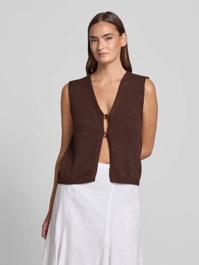 Frauenmodel trägt Strickweste mit Knopfverschluss Modell 'Grscaliva' von FREE/QUENT aus Material-Mix mit Leinen-Anteil, braun, Regular-Fit, V-Ausschnitt, Rückenlänge bei Größe S 51 cm, Ganzkörperansicht von vorne.