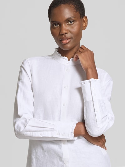 Frauenmodel trägt Regular Fit Bluse aus Leinen-Baumwoll-Mix mit Stehkragen von Gant, weiße Farbe, strukturierte Oberfläche, Knopfleiste, Kontext: Damen Bluse, Leinen-Baumwoll-Mix, Regular-Fit, Stehkragen, Knopfleiste, Rückenlänge 64 cm, Ärmellänge 63 cm, Nahaufnahme Oberkörper.