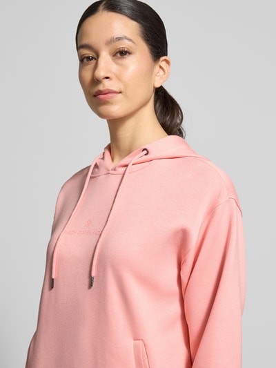 Kobiece modelka nosi Hoodie mit Tunnelzug Modell 'IMA' von MSCH Copenhagen, różowy, gładki materiał, kieszenie, mieszanka wiskozy ze stretchem, prosty krój, kaptur, widok na górną część ciała z przodu