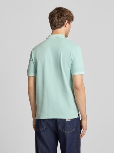Männermodel trägt Regular Fit Poloshirt aus reiner Baumwolle Modell 'OSCAR' von Pepe Jeans, Optik: Unifarben, Ganzkörperansicht Rückansicht.