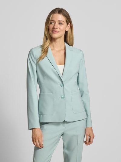 Frauenmodel trägt Slim Fit Blazer mit Reverskragen von Betty Barclay in Hellblau, glatte Oberfläche, aufgesetzte Taschen, Nahaufnahme Oberkörper, Material-Mix mit Stretch-Anteil.