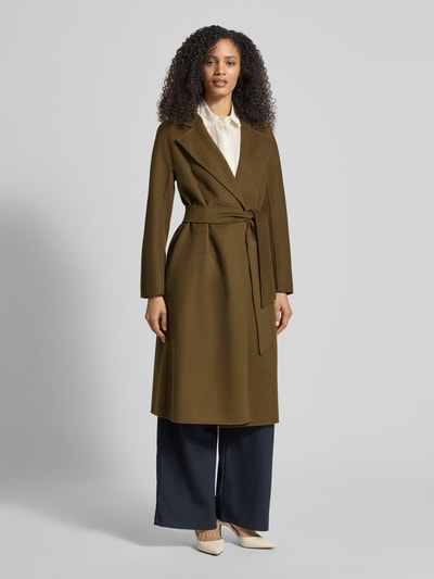 Frauenmodel trägt Relaxed Fit Wollmantel mit Seiden-und Kaschmir-Anteil Modell 'MSTCLES' von Max Mara Studio, unifarben, Reverskragen, Taillengürtel, Gehschlitz, langarm, seitliche Eingrifftaschen, Schurwoll-Mix, Ganzkörperansicht von vorne.