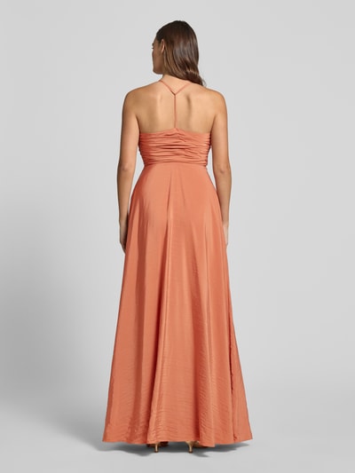 Modelka nosi Neckholder-Abendkleid aus Viskose-Mix mit Raffungen von Jake*s Cocktail, mieszanka wiskozy, linia a, długa sukienka, dekolt w serek, marszczenia, długość tyłu w rozmiarze 36: 135 cm, szerokość w rozmiarze 36: 34 cm, widok całej sylwetki z tyłu.