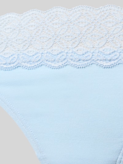 Produktfoto, hellblauer String mit Spitze am Bund von Jake*s Casual, Modal-Mix mit Stretch-Anteil, körpernaher Schnitt, Spitzenbund