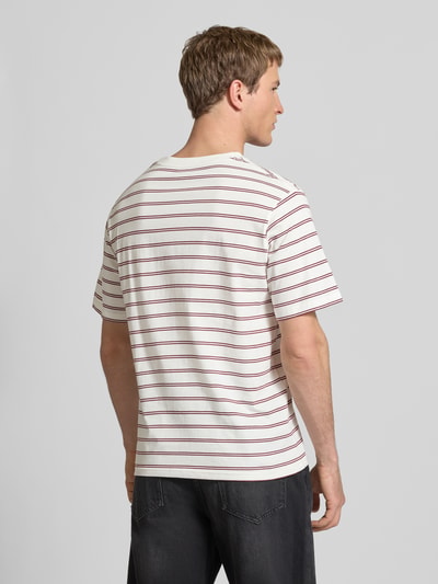 Männermodel trägt T-Shirt mit Streifenmuster und Rundhalsausschnitt von JACK & JONES aus reiner Baumwolle, Regular-Fit, Ganzkörperansicht Rückansicht.