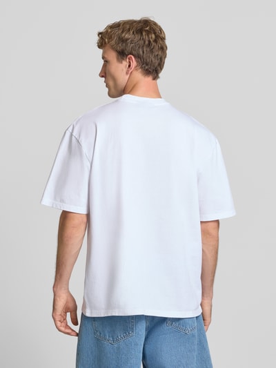 Männermodel trägt Oversized T-Shirt mit Motiv-Print Modell 'Sanji' von PEGADOR, reine Baumwolle, Weiß, glatte Textur, Ganzkörperansicht Rückansicht.
