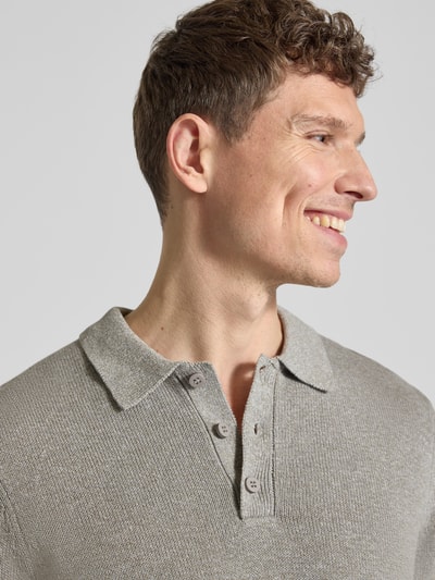 Männermodel trägt Regular Fit Poloshirt aus Baumwoll-Leinen-Mix von JAKE*S STUDIO MEN, Strick-Optik, nahaufnahme Oberkörper.