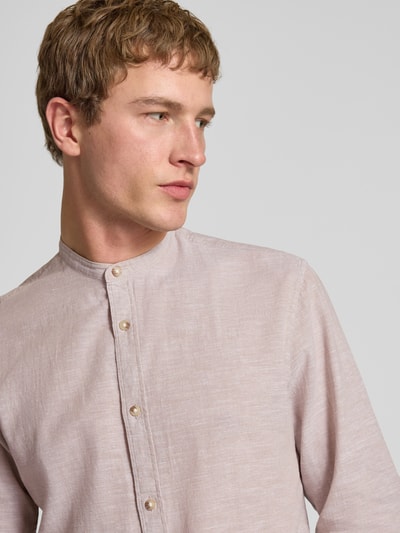 Męski model nosi Regular Fit Freizeithemd aus Baumwoll-Leinen-Mix od Jack & Jones, kołnierz stójka, beżowy melanż, krój regular fit, model 'SUMMER LINEN BLEND', guzik, widok z przodu, zbliżenie na górną część ciała, długość tyłu w rozmiarze M: 75 cm, szerokość ramion w rozmiarze M: 46 cm, długość rękawa w rozmiarze M: 65 cm.