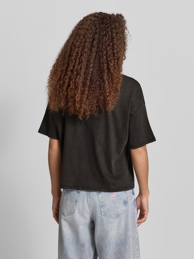 Frauenmodel trägt Boxy Fit Damen T-Shirt aus reiner Baumwolle Modell 'LUCY' von Only in Optik: Unifarben mit Rücken-Print, Ganzkörperansicht Rückansicht.