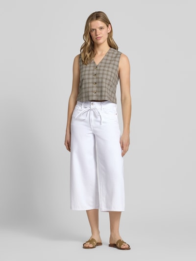 Frauenmodel trägt Regular Fit Culotte aus reiner Baumwolle Modell 'GIANNA' von Only, Optik: Unifarben, Denim, 5-Pocket-Design, Mid Waist, Weiß, Ganzkörperansicht von vorne.