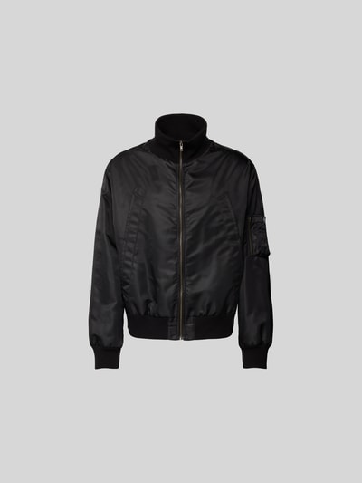 Produktfoto, Regular Fit Bomberjacke mit Stehkragen von MM6 Maison Margiela in Schwarz mit Eingrifftaschen, elastischen Abschlüssen, Ärmeltasche, Reißverschluss, Rückenlänge 63 cm, Schulterbreite 54 cm, Ärmellänge 67 cm.