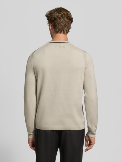 Männermodel trägt Regular Fit Pullover aus reiner Baumwolle Modell 'KN_Ever-X' von BOSS, Beige-Ton, glatte Textur, Ganzkörperansicht Rückansicht, Herren Pullover von BOSS Green.