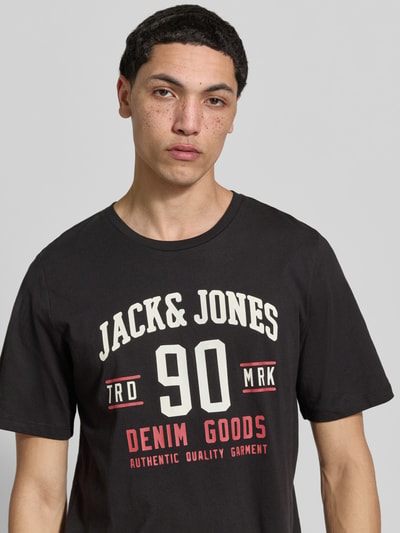 Männermodel trägt T-Shirt mit Label-Print im 3er-Pack Modell 'ETHAN' von Jack & Jones, schwarze Baumwolle, Nahaufnahme Oberkörper.