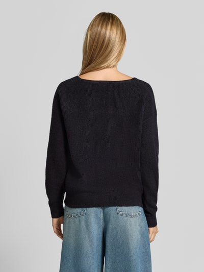 Kobiece model prezentuje sweter z dzianiny z mieszanką lnu Model 'DAMSVILLE' od American Vintage, efekt prążkowania, luźny krój, dekolt w serek, elastyczne wykończenia, czarny kolor, Mieszanka materiałów, długość tyłu 61 cm, długość rękawów 54 cm, widok całej sylwetki z tyłu.