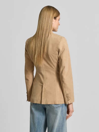 Frauenmodel trägt Regular Fit Blazer aus echtem Ziegenvelours Modell 'Mina' von STAND STUDIO in Beige, klassische Form, glatte Textur, Rückenansicht, Ganzkörperansicht Rückansicht.