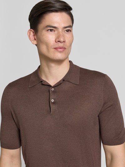Männermodel trägt Slim Fit Poloshirt aus reiner Seide von GRAN SASSO in Braun, semitransparent, Kurzarm, Nahaufnahme Oberkörper.