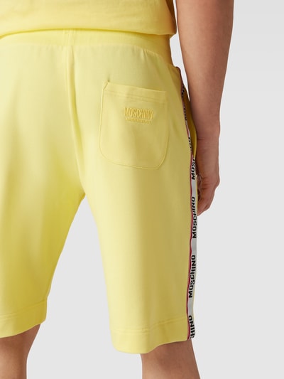 Moschino Swim + Underwear Szorty z dzianiny dresowej z lampasami Pastelowy żółty 3