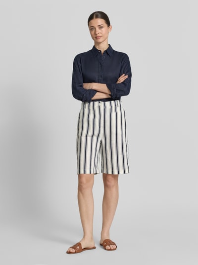 Frauenmodel trägt Bermudas aus Leinen im Allover-Look von Christian Berg Woman, gestreiftes Muster in Weiß und Blau, Regular-Fit, Nahaufnahme Oberkörper.