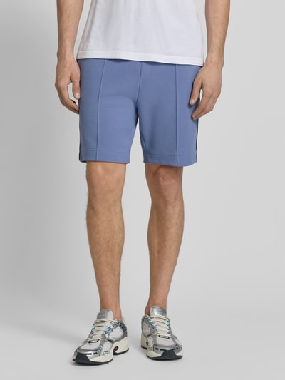 Männermodel trägt Regular Fit Shorts aus Baumwoll-Mix Modell 'T_JOIN Headlo' von BOSS Green, Optik: Unifarben, Nahaufnahme Oberschenkel.