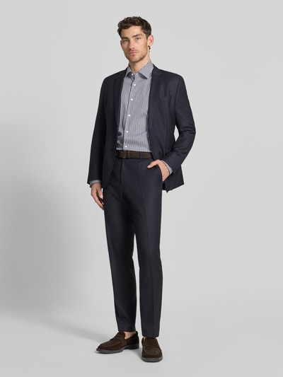 Männermodel trägt Regular Fit Businesshemd mit extra langem Arm Modell 'H-JOE-K' von BOSS mit Optik:Allover-Muster, Gestreift, Ganzkörperansicht von vorne.