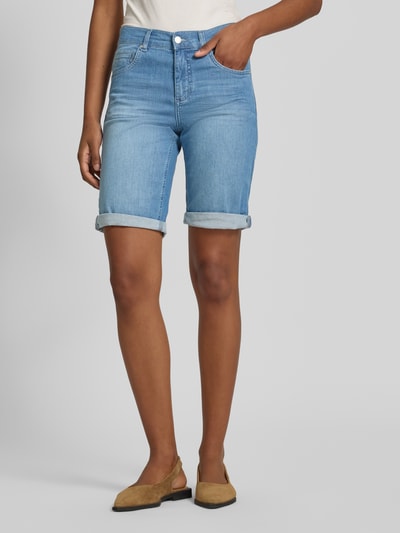 Frauenmodel trägt Jeansshorts mit Eingrifftaschen von Angels, hellblauer Baumwoll-Elasthan-Mix, Regular-Fit, Umschlag, Ganzkörperansicht von vorne. Kontext: Bundweite bei Größe 36: 39 cm, Innenbeinlänge bei Größe 36: 27 cm.
