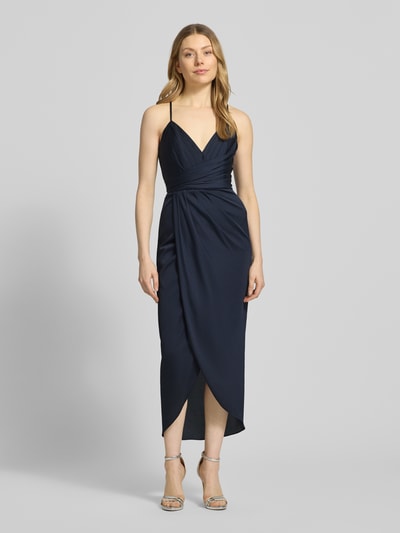 Frauenmodel trägt Cocktailkleid aus Satin in Wickel-Optik von V by Vera Mont, Dunkelblau, Gerader-Schnitt, Midikleid, Spaghettiträger, Ganzkörperansicht von vorne, Rückenlänge 122 cm, Brustweite 36 cm, Größe 36.
