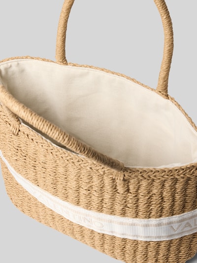 Produktfoto, Handtasche mit Label-Detail Modell 'BOHO' von VALENTINO BAGS aus Papier, naturfarben, offene Struktur, helle Stoffinnenseite, kurze Griffe, verstellbarer Schultergurt, Label-Band, rechteckige Form, feine Webtextur.