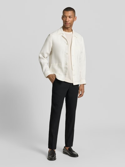 Männermodel trägt Modern Fit Straight Leg Hose aus Leinen-Mix Modell 'KANE1' von BOSS, unifarben, Regular Fit, Ganzkörperansicht von vorne.