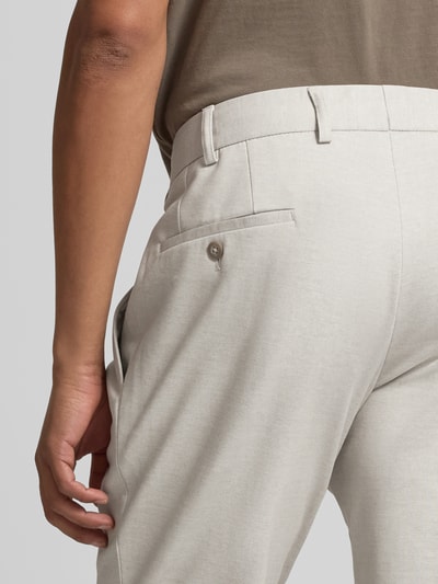 Männermodel trägt Hose mit Gesäßtaschen von ATELIER TORINO in hellem Beige, glatte Struktur, Slim Fit, Nahaufnahme Rückansicht, Material-Mix mit Baumwoll-Anteil und Eingrifftaschen.