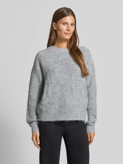 Kobiece modelka nosi Regular Fit sweter z dzianiny z elastycznej mieszanki wełny marki Apricot, okrągły dekolt, prążkowane wykończenia, długość tyłu w rozmiarze S: 55 cm, długość rękawów w rozmiarze S: 68 cm, widok całej sylwetki z przodu