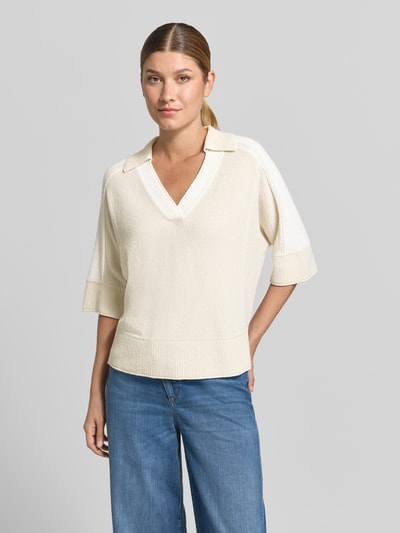 Frauenmodel trägt Regular Fit Bluse in Strick-Optik von Marc Cain, V-Ausschnitt, Halbarm, cremefarben, Baumwoll-Mix, Nahaufnahme Oberkörper.