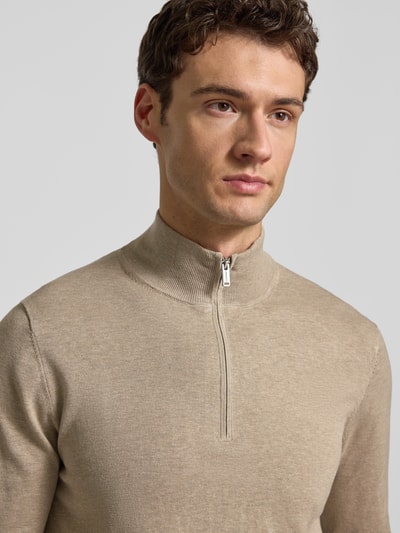 Männermodel trägt Slim Fit Strickpullover mit Seiden-Anteil und Reißverschluss von Profuomo, Lyocell-Mix, beige, Nahaufnahme Oberkörper.