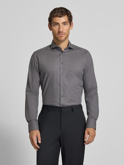 Männermodel trägt Regular Fit Business-Hemd mit Haifischkragen von Christian Berg Men, grauer Stoff, reine Baumwolle, Ganzkörperansicht von vorne.