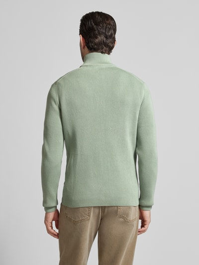 Männermodel trägt Cardigan mit Stehkragen und Reißverschluss von Lindbergh im Baumwoll-Mix, Ripp-Optik, Regular-Fit, Rückenlänge 67 cm, Ärmellänge 69 cm, Ganzkörperansicht Rückansicht.