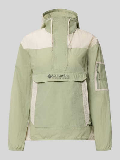 Produktfoto, Regular Fit Windbreaker mit Logo-Print Modell 'Challenger' von Columbia in Hellgrün und Creme, Känguru-Tasche, Omni-Shield™ Material, elastische Abschlüsse