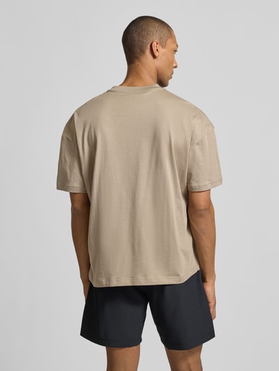 Männermodel trägt T-shirt mit logo en ronde hals van EA7 Emporio Armani, puur katoen, regular fit, ruglengte bij maat M 68 cm, geheellichaamsaanzicht achteraan.