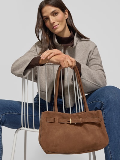 Vrouwenmodel draagt Handtasche mit Label-Detail Modell 'JILL' van Abro in bruin, met draagband en magneetsluiting, binnenvak met ritssluiting, breedte 32 cm, lengte 20 cm, diepte 10 cm, schouderband 54 cm, Ganzkörperansicht van voren.