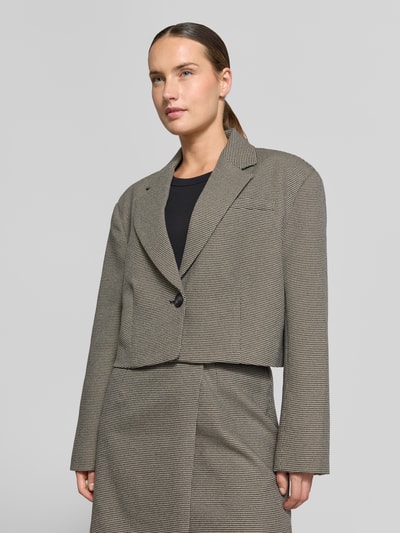 Frauenmodel trägt Cropped Blazer mit Umlegekragen Modell 'Casia' von Gestuz in Grau, lockere Passform, Knopfverschluss, Nahaufnahme Oberkörper.