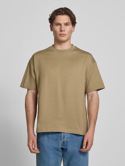 Männermodel trägt Boxy Fit T-Shirt aus reiner Baumwolle von Marc O'Polo Denim, Optik: Unifarben, Passform: Boxy-Fit, Label-Print, Rundhals, Ärmelform: Kurzarm, Material: reine Baumwolle, Herren T-Shirt, Ganzkörperansicht von vorne