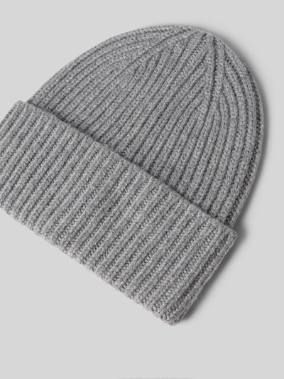 Produktfoto, szara czapka beanie z mieszanki materiałów z dodatkiem wiskozy, szeroki brzeg, efekt prążkowania, Model 'Beky' od someday.